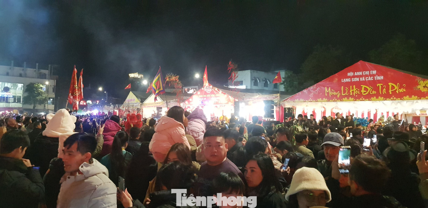 Từ đêm 23/2, hàng vạn du khách muôn phương tập trung ở các con đường phố chính ở thành phố Lạng Sơn, nhất là con đường dẫn từ đền Kỳ Cùng lên đền Tả Phủ để vui xuân, giao lưu với người dân địa phương.