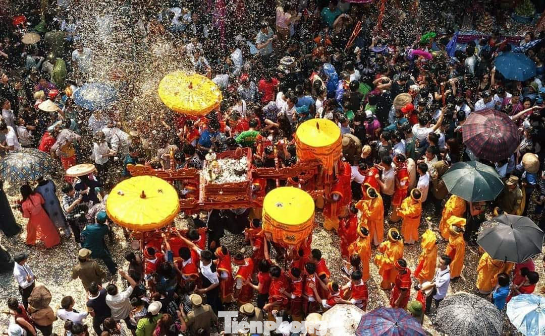 Lễ hội truyền thống đền Kỳ Cùng – đền Tả Phủ là sự gắn kết về các nghi thức tế lễ, rước kiệu và các trò chơi, diễn xướng dân gian đặc sắc của nhân dân các dân tộc xứ Lạng. Đồng thời cũng là dịp để người dân tỏ lòng biết ơn công đức của Tả Đô đốc Hán Quận công Thân Công Tài và quan lớn Đệ ngũ Tuần Tranh, những người có công dẹp giặc, giữ gìn sự bình yên, thịnh vượng cho địa phương.