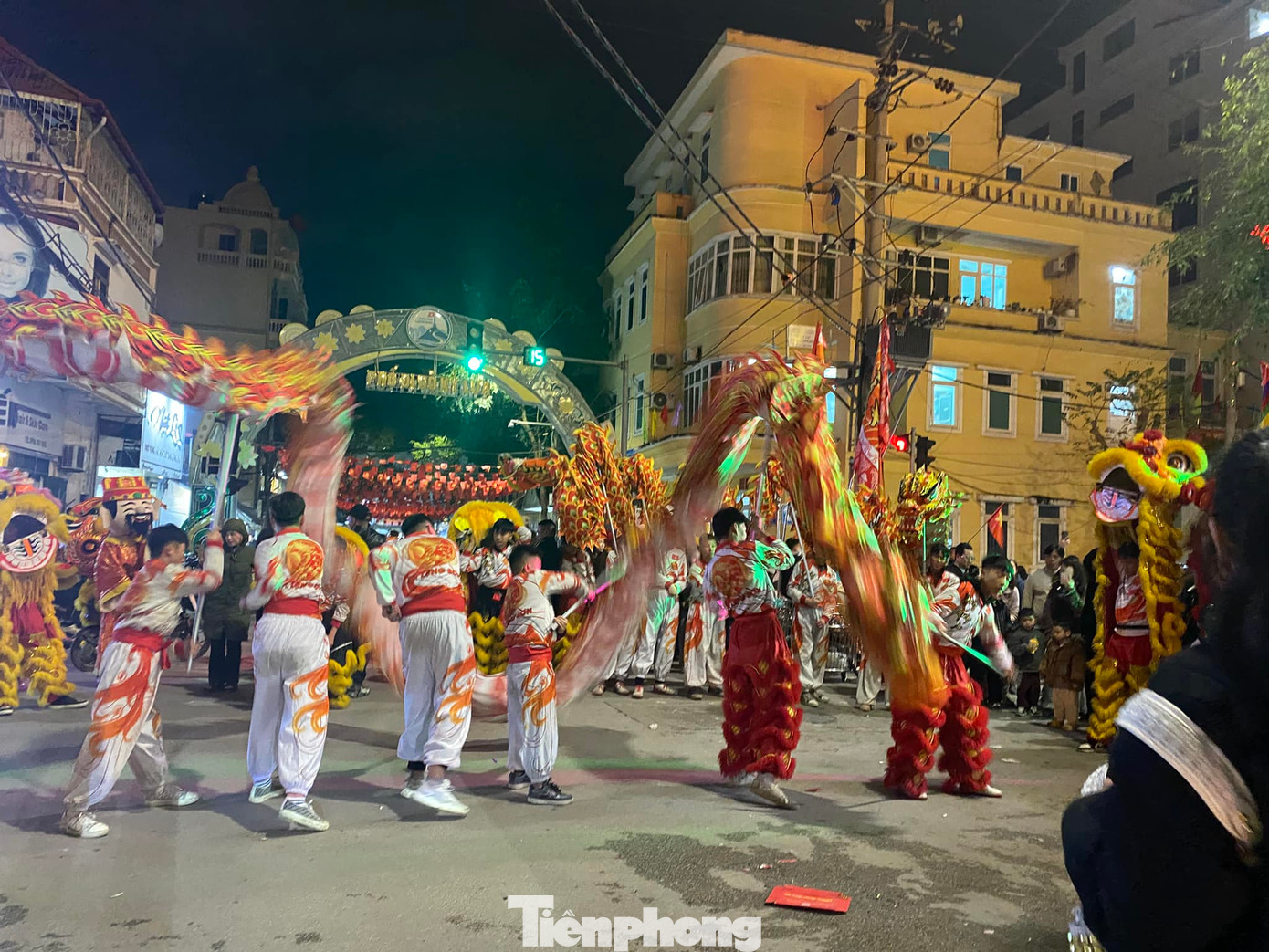 Hàng chục đội lân, sư rồng, sư tử mèo tham gia phục vụ lễ hội, tạo không khí sôi động, hào hứng.