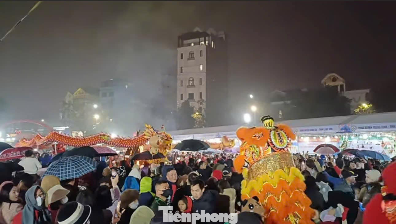 Các hoạt động múa hát, giao lưu được tổ chức thâu đêm tạo sự phấn khích của người dân.