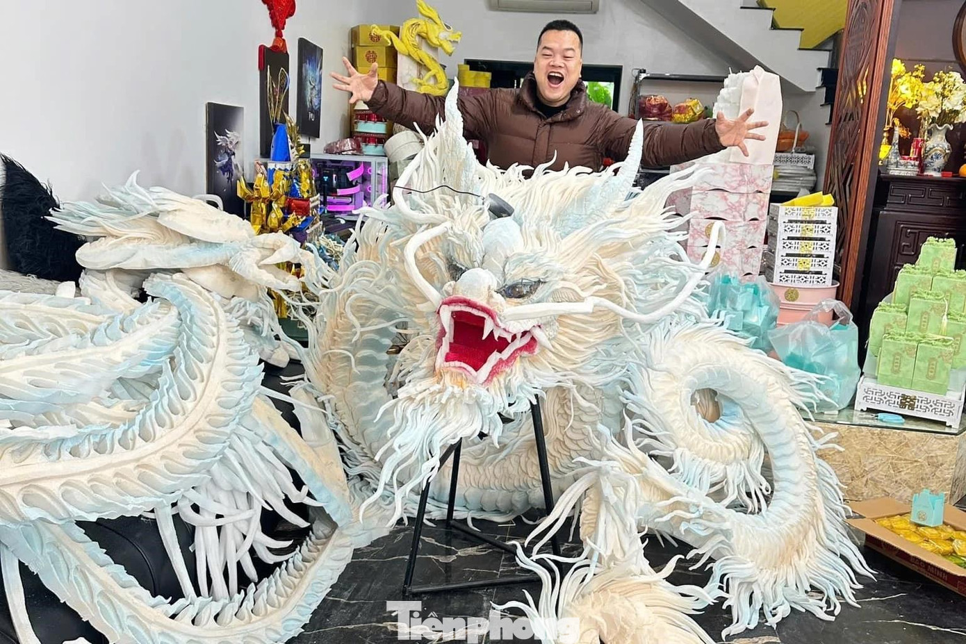 Hàng trăm hộ gia đình, tổ liên gia tổ chức dựng rạp, tổ chức các mâm lễ, mâm cỗ để cúng tiến thần linh, chiêu đãi bạn bè anh em và cả những người không quen biết cũng được mời tiệc đặc sản vùng miền xứ Lạng. Có gia đình bỏ hàng chục triệu để trang trí đẹp mắt không gian giao lưu ngày lễ.