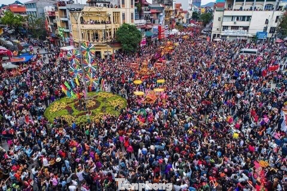 Trong số những lễ hội tiêu biểu, không thể không nhắc tới lễ hội đền Kỳ Cùng – đền Tả Phủ. Đây được coi như điểm hẹn văn hóa không thể bỏ lỡ của du khách vào dịp đầu xuân mới khi đến với Lạng Sơn.