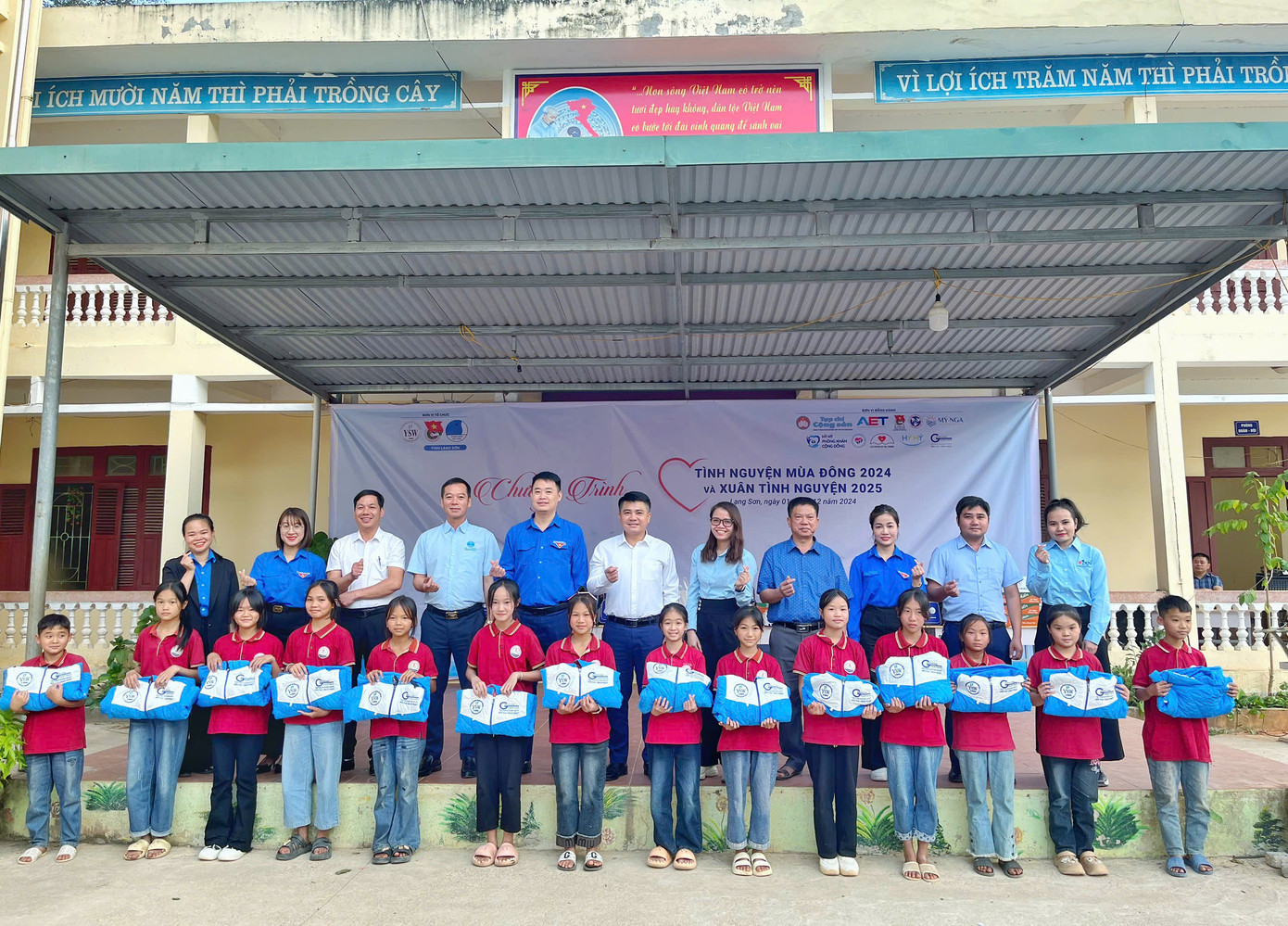 Các em học sinh ở huyện Chi Lăng phấn khởi nhận quà của Tỉnh Đoàn- Hội LHTN Việt Nam tỉnh lạng Sơn cùng các nhà đồng hành, tài trợ.