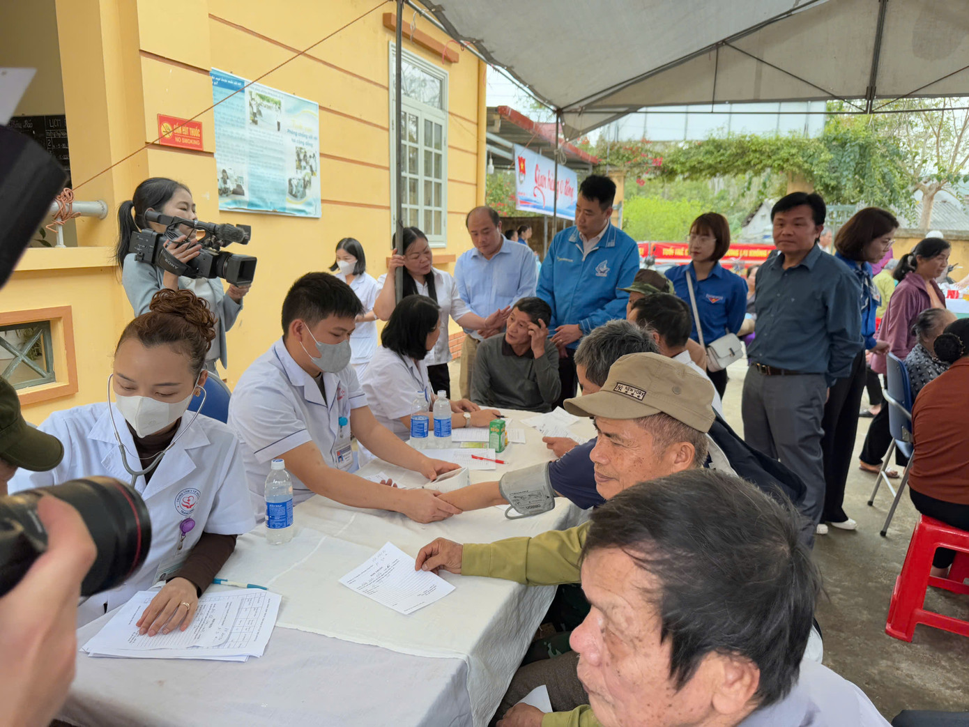 Khám bệnh, tư vấn sức khỏe, phát thuốc miễn phí cho nhân dân. Khám bệnh, tư vấn sức khỏe, phát thuốc miễn phí cho nhân dân.