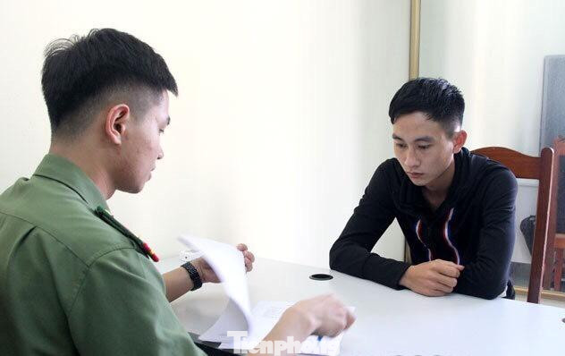 Đối tượng Thái (bìa phải) khai nhận hành vi tại cơ quan công an -Ảnh: Duy Chiến Đối tượng Thái (bìa phải) khai nhận hành vi tại cơ quan công an -Ảnh: Duy Chiến