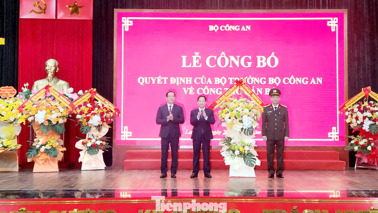 Lãnh đạo tỉnh Lạng Sơn tặng hoa chúc mừng Đại tá Vũ Như Hà đảm nhiệm chức vụ Giám đốc Công an tỉnh Bà Rịa- Vũng Tàu. (ảnh: Duy Chiến)