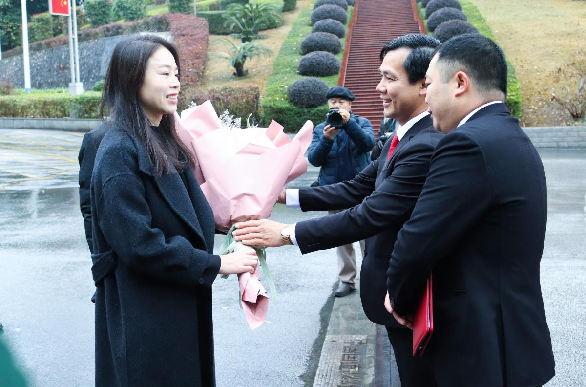 Lãnh đạo huyện Cao Lộc đón chào đại biểu Bằng Tường (Quảng Tây, Trung Quốc) sang giao lưu, vui xuân Đồng Đăng.