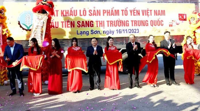 Nghi lễ cắt băng xuất khẩu sản phẩm tổ yến đầu tiên sang Trung Quốc.