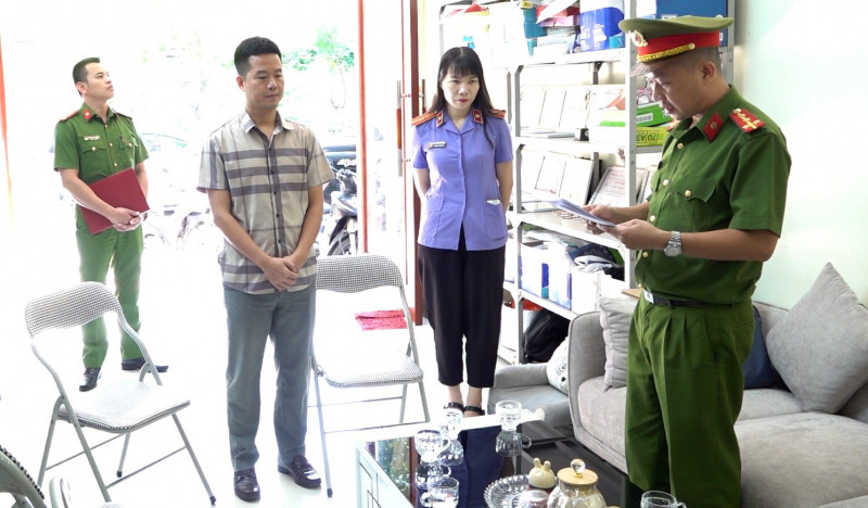 Đối tượng Nguyễn Minh Tuấn (giữa) nghe lệnh khởi tố vụ án, khởi tố bị can (ảnh: A.K) Đối tượng Nguyễn Minh Tuấn (giữa) nghe lệnh khởi tố vụ án, khởi tố bị can (ảnh: A.K)