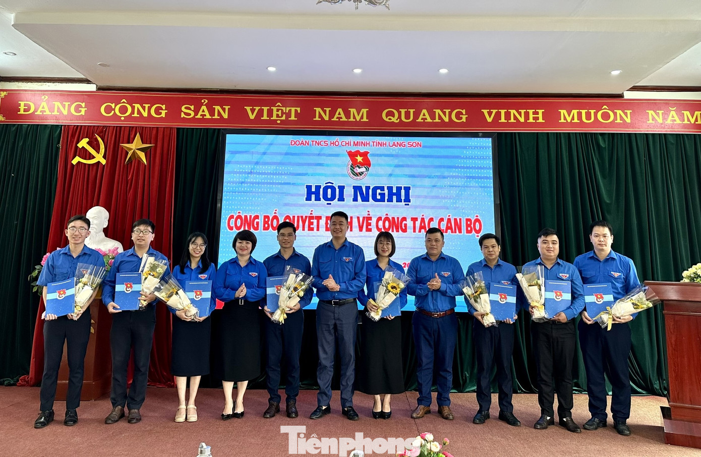 Các anh chị được điều động, bổ nhiệm nhận Quyết định và hoa chúc mừng. Ảnh: Duy Chiến Các anh chị được điều động, bổ nhiệm nhận Quyết định và hoa chúc mừng. Ảnh: Duy Chiến