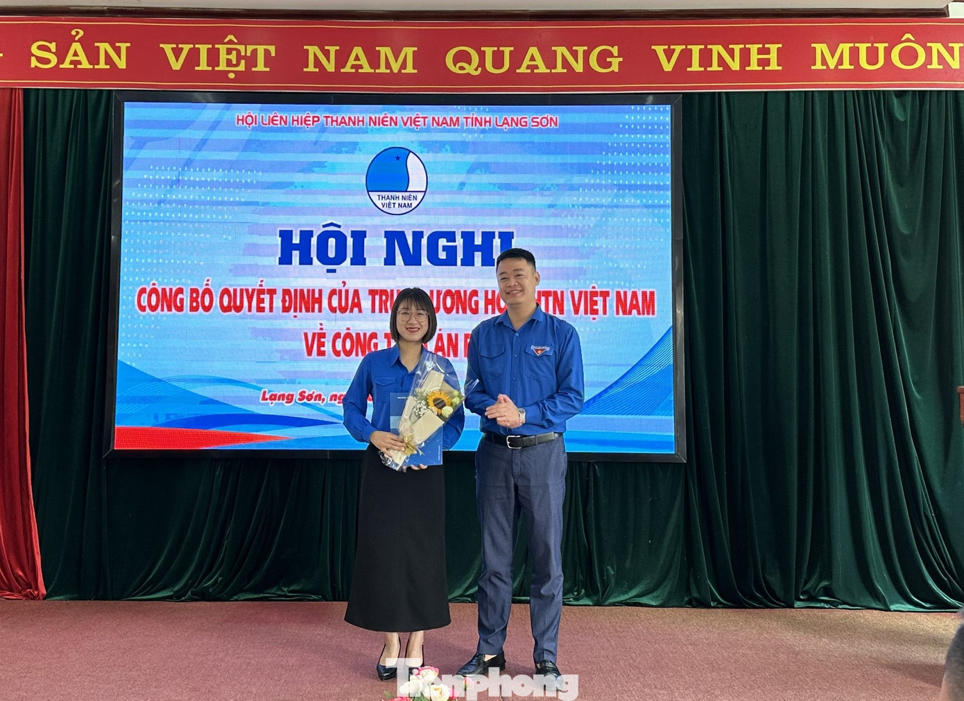 Chị Mai Thu Hường (bìa trái) nhận Quyết định và hoa chúc mừng của lãnh đạo Tỉnh Đoàn- Hội LHTN Việt Nam tỉnh Lạng Sơn. Ảnh: Duy Chiến Chị Mai Thu Hường (bìa trái) nhận Quyết định và hoa chúc mừng của lãnh đạo Tỉnh Đoàn- Hội LHTN Việt Nam tỉnh Lạng Sơn. Ảnh: Duy Chiến