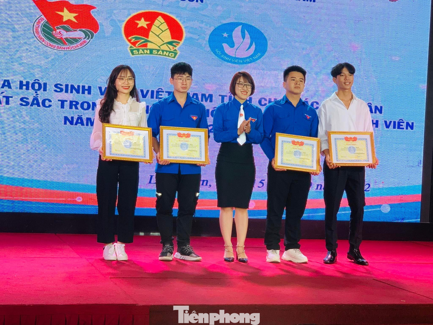 Sinh viên 5 tốt, 3 tốt được khen thưởng - Ảnh: Duy Chiến Sinh viên 5 tốt, 3 tốt được khen thưởng - Ảnh: Duy Chiến