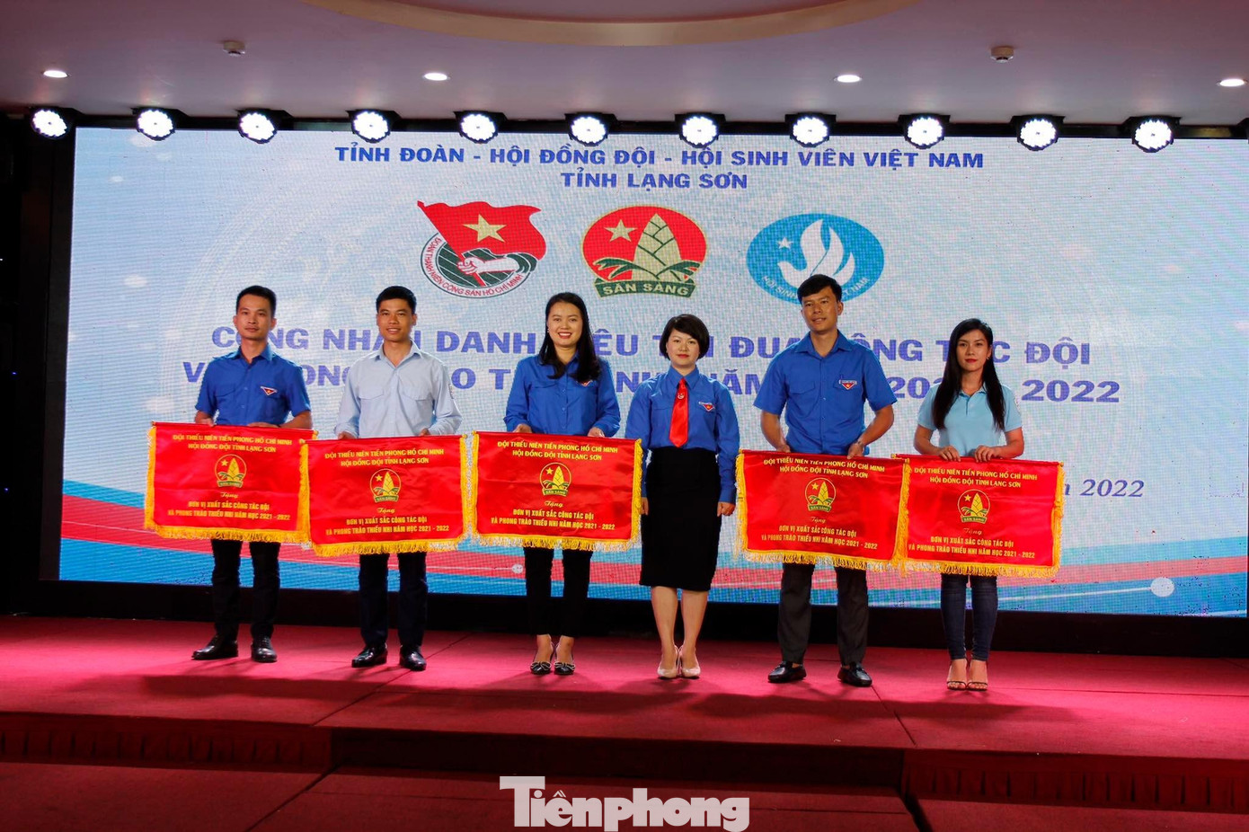 5 đơn vị Hội đồng Đội nhận cờ thi đua đơn vị xuất sắc trong công tác Đội và phong trào thiếu nhi năm học 2021-2022" - Ảnh: Duy Chiến 5 đơn vị Hội đồng Đội nhận cờ thi đua đơn vị xuất sắc trong công tác Đội và phong trào thiếu nhi năm học 2021-2022" - Ảnh: Duy Chiến