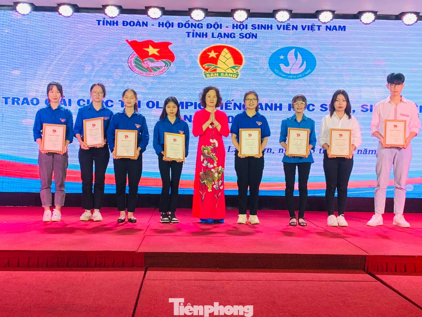 Bà Phan Mỹ Hạnh, Phó Giám đốc Sở GD-ĐT tỉnh Lạng Sơn (giữa) trao giải cho sinh viên, học sinh đoạt giải Cuộc thi Olympic tiếng Anh - Ảnh: Duy Chiến Bà Phan Mỹ Hạnh, Phó Giám đốc Sở GD-ĐT tỉnh Lạng Sơn (giữa) trao giải cho sinh viên, học sinh đoạt giải Cuộc thi Olympic tiếng Anh - Ảnh: Duy Chiến