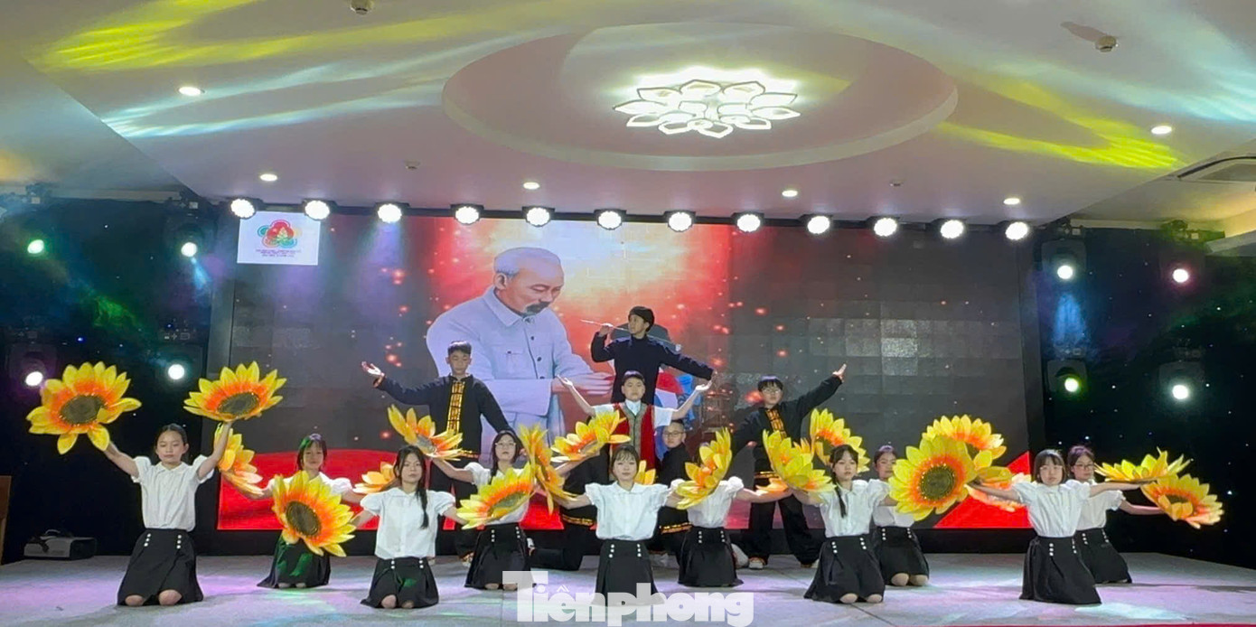 Thiếu niên, nhi đồng xứ Lạng ca ngợi những bông hoa nghìn việc tốt. Thiếu niên, nhi đồng xứ Lạng ca ngợi những bông hoa nghìn việc tốt.