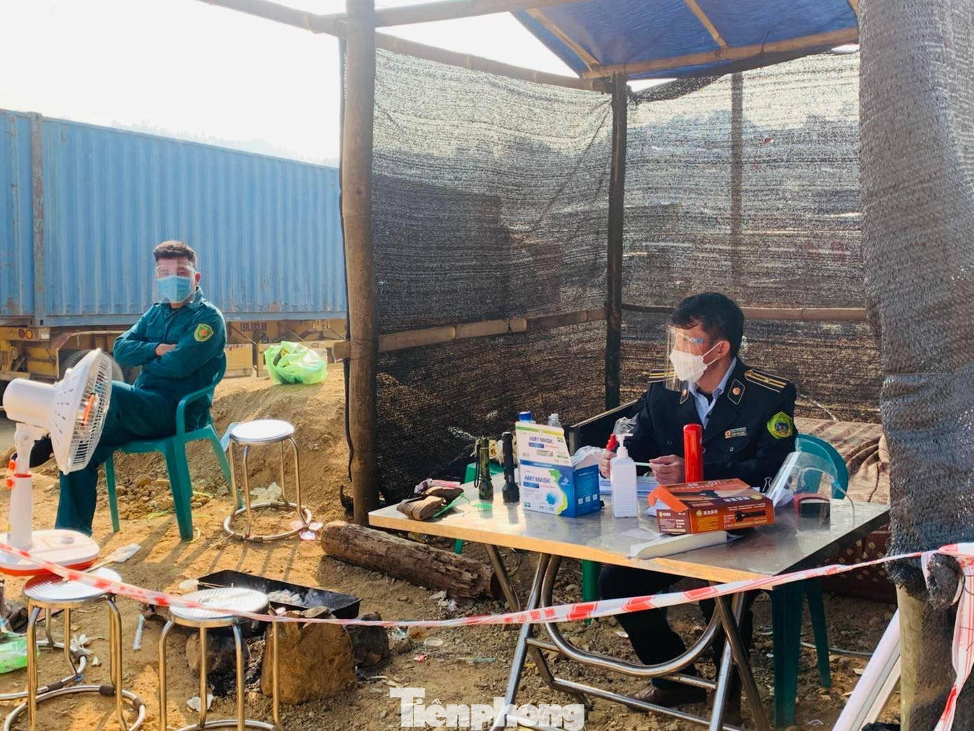 Để phòng chống dịch COVID-19, tỉnh Lạng Sơn thành lập các tổ, chốt kiểm soát tại khu vực bãi đỗ xe. Để phòng chống dịch COVID-19, tỉnh Lạng Sơn thành lập các tổ, chốt kiểm soát tại khu vực bãi đỗ xe.