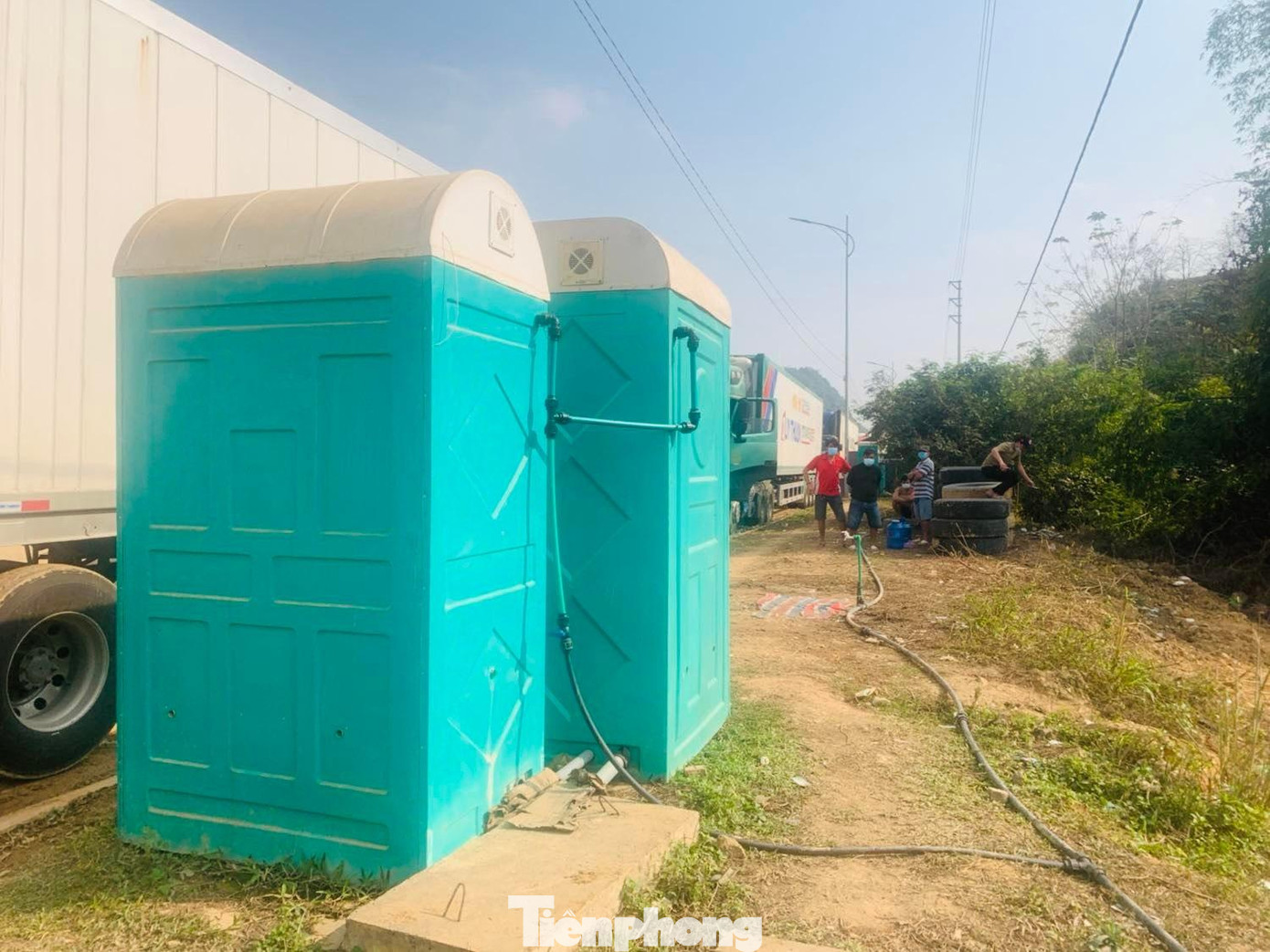 Ngoài một số nơi ở cửa khẩu và khu phi thuế quan đã có nhà vệ sinh di động, song ở khu trung chuyển hàng hóa Bản Liếp ( huyện Cao Lộc) cũng như khu vực đường chuyên dụng cửa khẩu Tân Thanh chưa có. - Ảnh: Duy Chiến Ngoài một số nơi ở cửa khẩu và khu phi thuế quan đã có nhà vệ sinh di động, song ở khu trung chuyển hàng hóa Bản Liếp ( huyện Cao Lộc) cũng như khu vực đường chuyên dụng cửa khẩu Tân Thanh chưa có. - Ảnh: Duy Chiến