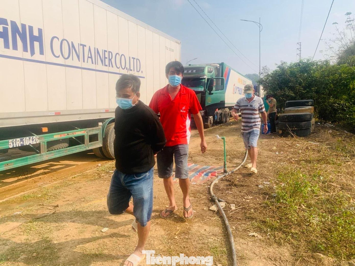 Với khoảng 1 vạn người ở biên giới thì nhu cầu sử dụng nước rất lớn. Ngoài nước sạch, việc tắm giặt hàng ngày của hàng nghìn người lái xe, phụ xe đang đặt ra những áp lực lớn cho tỉnh Lạng Sơn. - Ảnh: Duy Chiến Với khoảng 1 vạn người ở biên giới thì nhu cầu sử dụng nước rất lớn. Ngoài nước sạch, việc tắm giặt hàng ngày của hàng nghìn người lái xe, phụ xe đang đặt ra những áp lực lớn cho tỉnh Lạng Sơn. - Ảnh: Duy Chiến