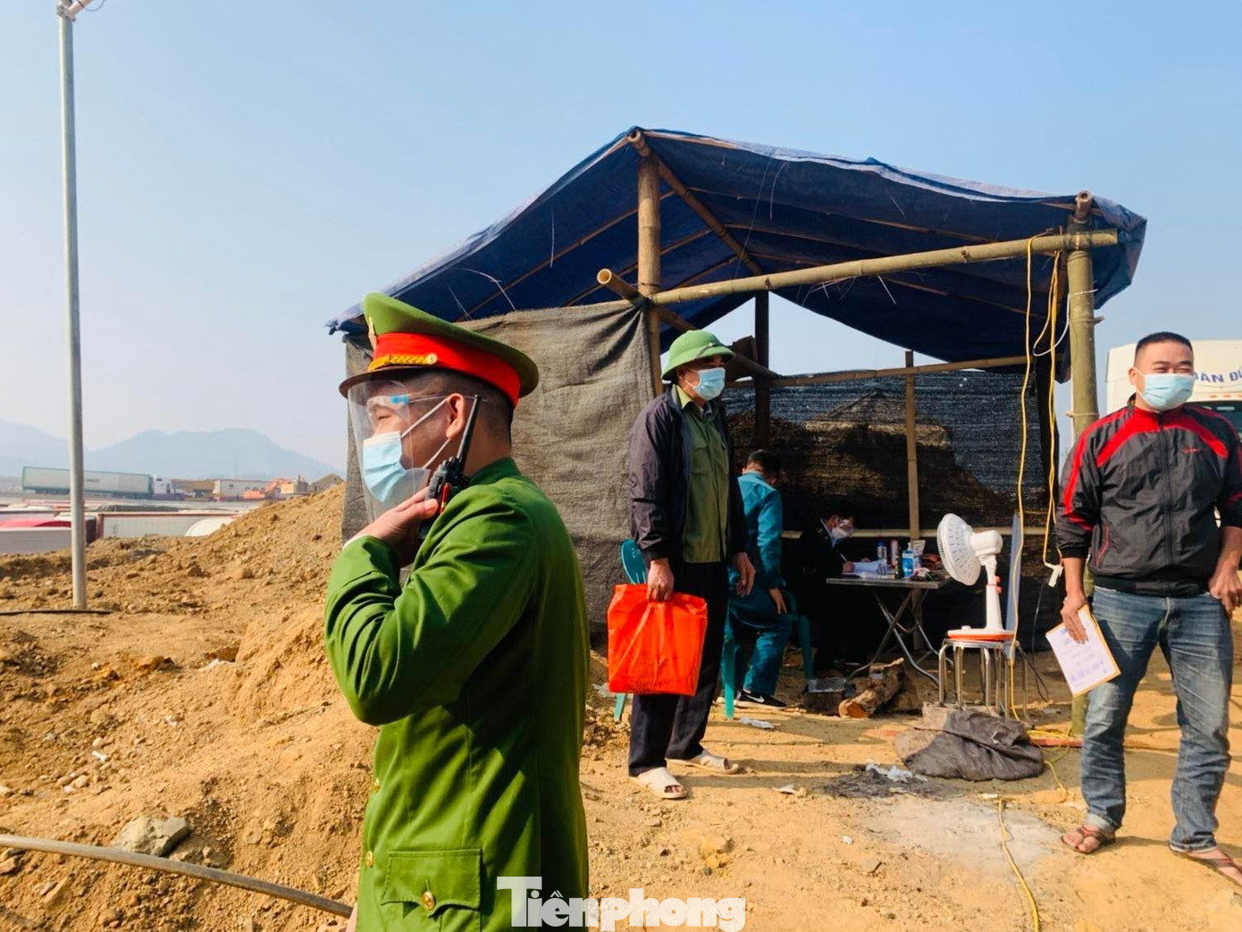 Lực lượng công an, dân quân túc trực 24/24 tại biên giới để đảm bảo an ninh, trật tự. - Ảnh: Duy Chiến Lực lượng công an, dân quân túc trực 24/24 tại biên giới để đảm bảo an ninh, trật tự. - Ảnh: Duy Chiến