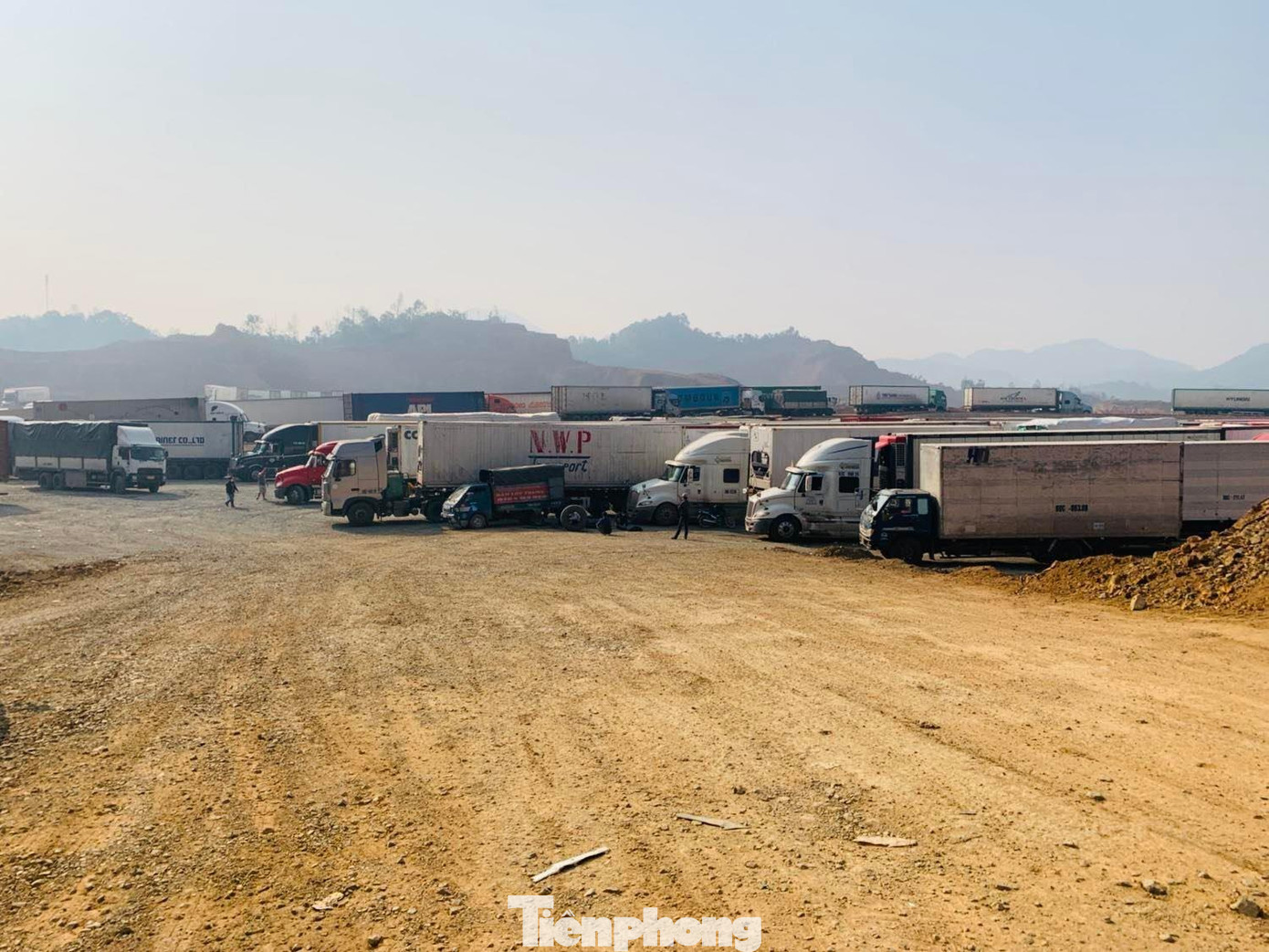 Đến ngày 27/12, trên địa bàn tỉnh Lạng Sơn vẫn còn gần 5000 xe chở hàng nông sản đang ùn tắc chờ đến lượt thông quan hàng hóa. - Ảnh: Duy Chiến Đến ngày 27/12, trên địa bàn tỉnh Lạng Sơn vẫn còn gần 5000 xe chở hàng nông sản đang ùn tắc chờ đến lượt thông quan hàng hóa. - Ảnh: Duy Chiến