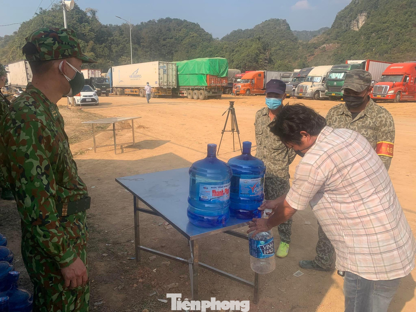Mới đây, tại cửa khẩu Tân Thanh, các đơn vị chức năng, doanh nghiệp đã tổ chức phát nước sạch miễn phí cho lái xe đang lưu trú tại biên giới. Mới đây, tại cửa khẩu Tân Thanh, các đơn vị chức năng, doanh nghiệp đã tổ chức phát nước sạch miễn phí cho lái xe đang lưu trú tại biên giới.