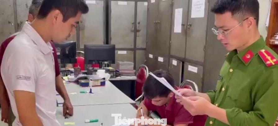 Đối tượng Nguyễn Tiến Thành (bìa trái) nghe đọc lệnh khởi tố bị can -Ảnh: CB Đối tượng Nguyễn Tiến Thành (bìa trái) nghe đọc lệnh khởi tố bị can -Ảnh: CB