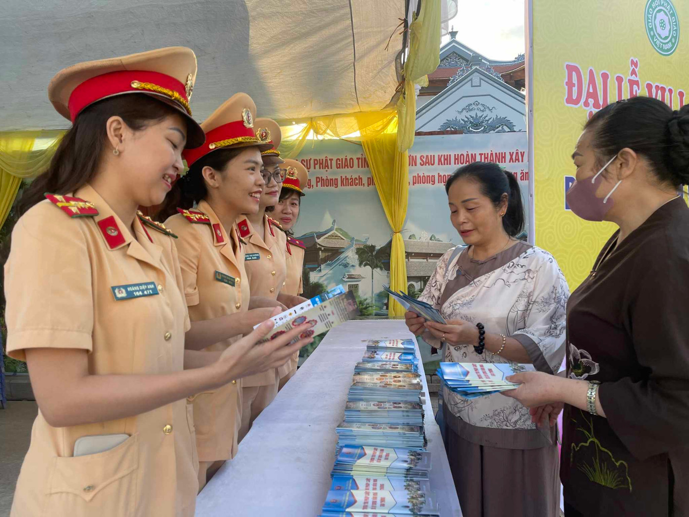 Tuyên truyền cho tầng lớp nhân dân về trật tự an toàn giao thông. Ảnh: Hoàng Anh