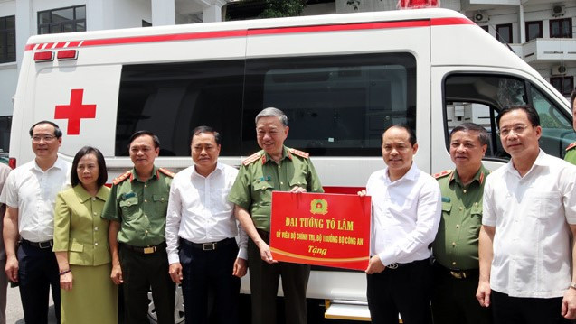 Đại tướng Tô Lâm trao 1 xe cứu thương tặng tỉnh Lạng Sơn.
