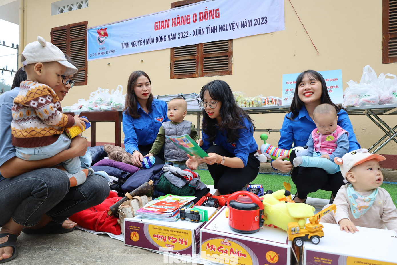 Lần đầu tiên các em nhỏ ở vùng sâu, vùng xa biên giới được lựa chọn miễn phí các món đồ chơi yêu thích - Ảnh: Duy Chiến