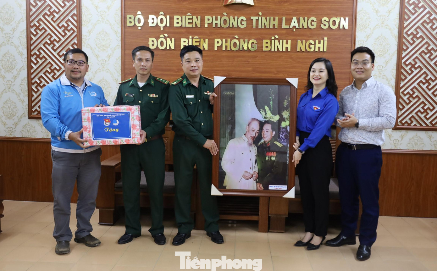 Tỉnh Đoàn và cán bộ Đoàn Trung ương tặng quà động viên cán bộ, chiến sĩ đồn Biên phòng Bình Nghi -Ảnh: Duy Chiến
