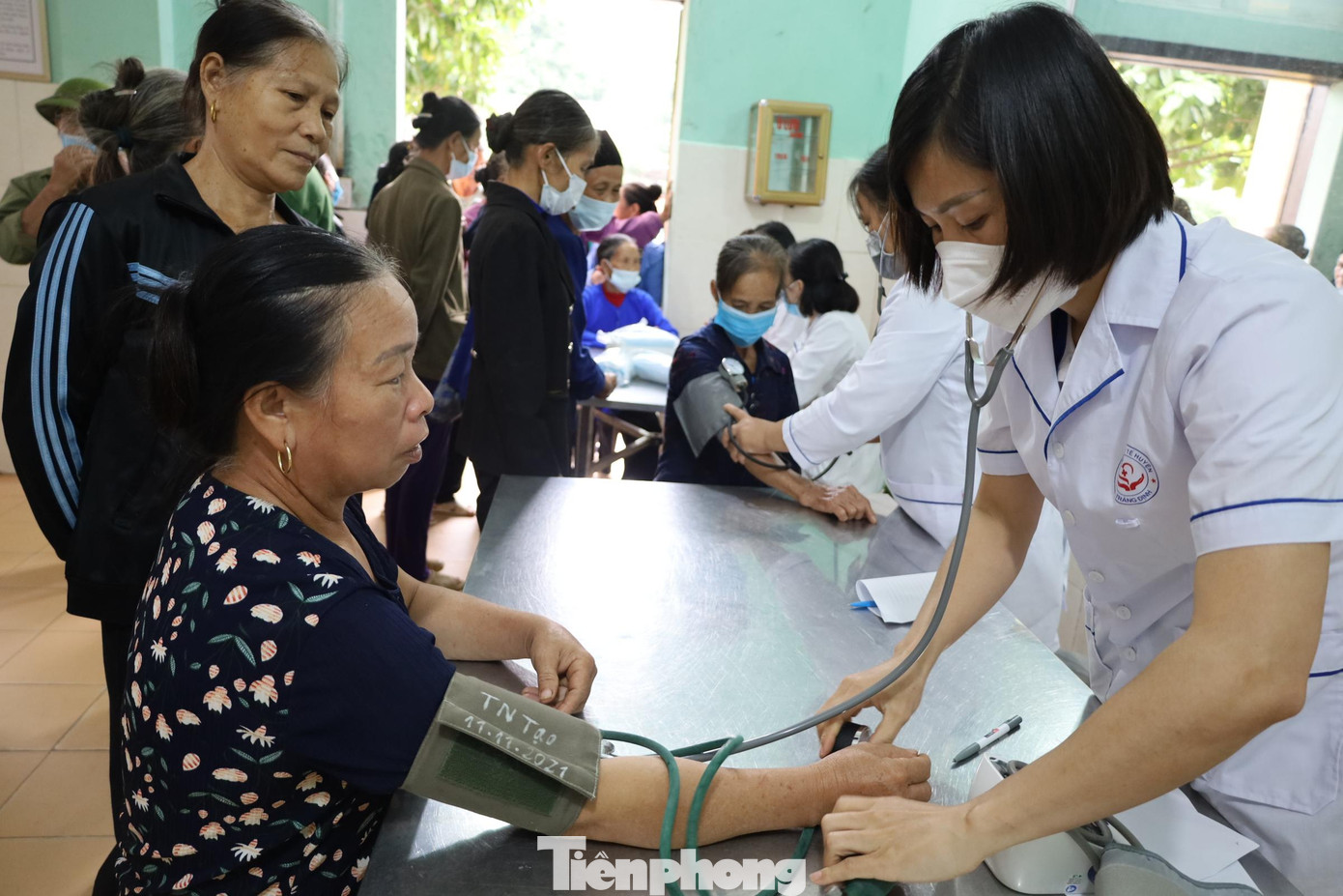 Người dân được khám bệnh, phát thuốc miễn phí - Ảnh: Duy Chiến