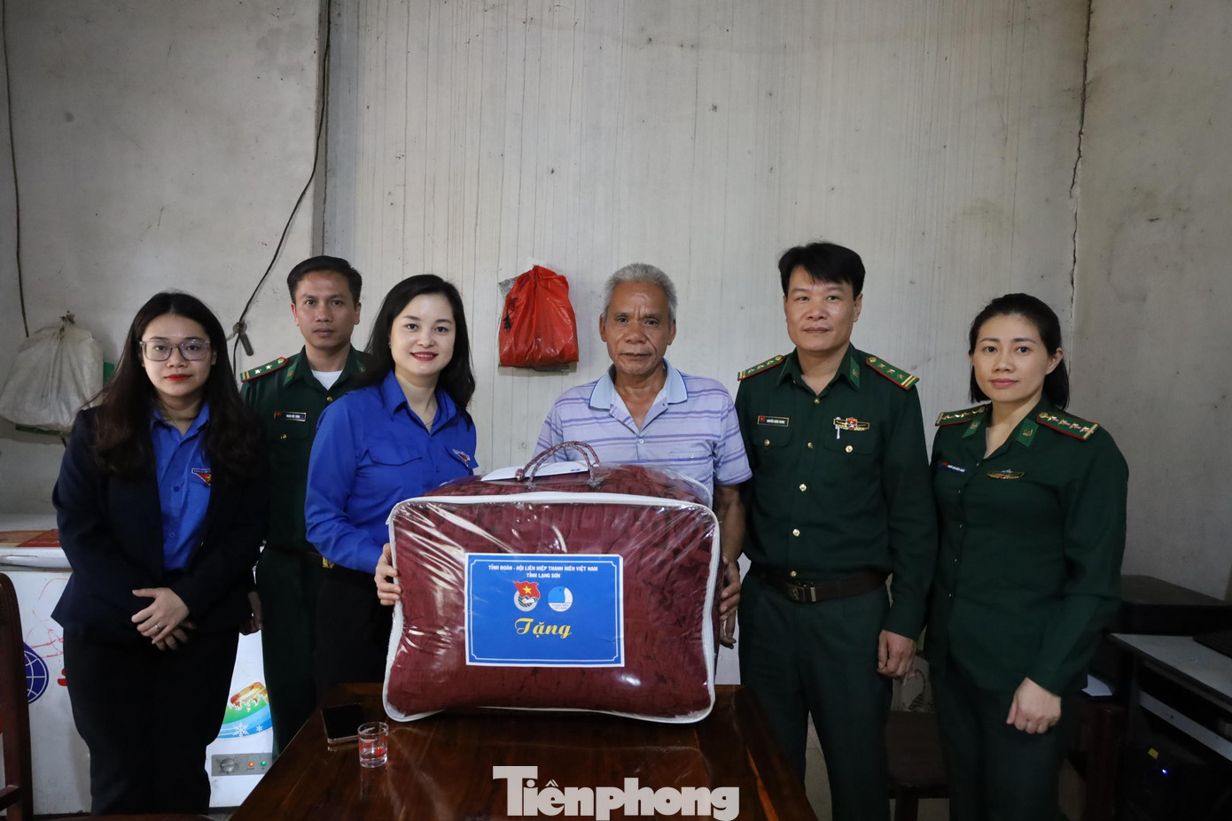 Tuổi trẻ địa phương thăm, tặng quà hộ gia đình ông Hoàng Văn Chuyên, dân tộc Tày, thương binh 2/4 ở thôn Nà Nằm, xã Đào Viên