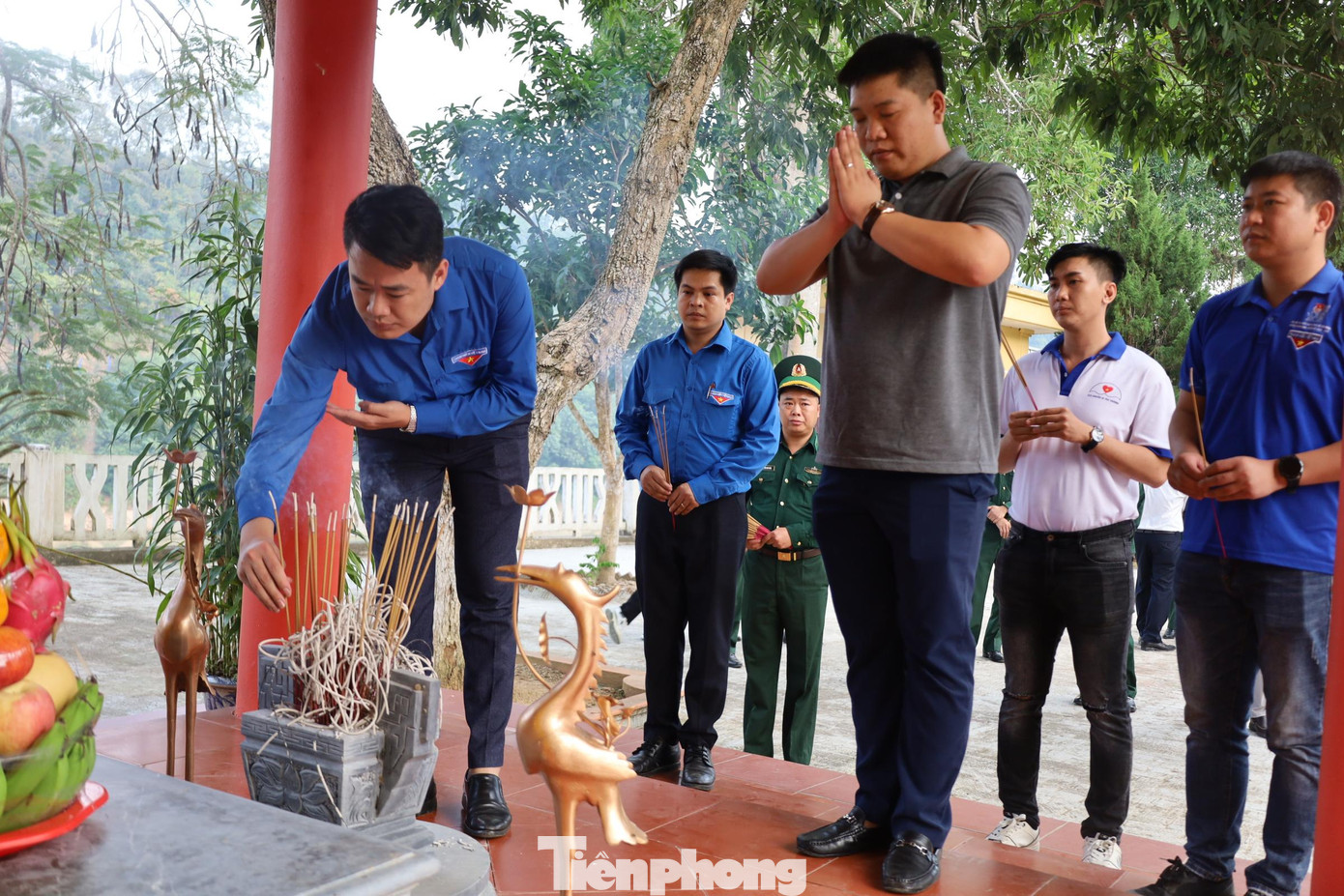 Dâng hương Nhà bia tưởng niệm 11 cán bộ, chiến sĩ Biên phòng Bình Nghi đã ngã xuống trong cuộc chiến bảo vệ biên giới phía Bắc - Ảnh: Duy Chiến