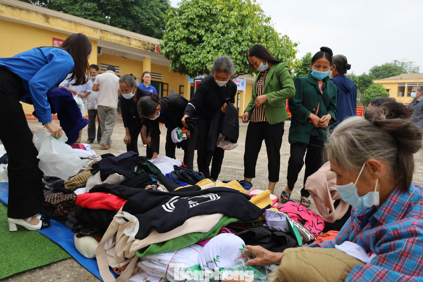 Gian hàng 0 đồng thu hút sự chú ý, tham gia của người dân - Ảnh: Duy Chiến