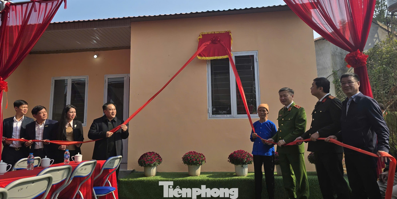 Nghi thức khánh thành nhà tặng gia đình bà Hoàng Thị Nét (xã Đồng Bục, huyện Lộc Bình). (Ảnh: Duy Chiến) Nghi thức khánh thành nhà tặng gia đình bà Hoàng Thị Nét (xã Đồng Bục, huyện Lộc Bình). (Ảnh: Duy Chiến)