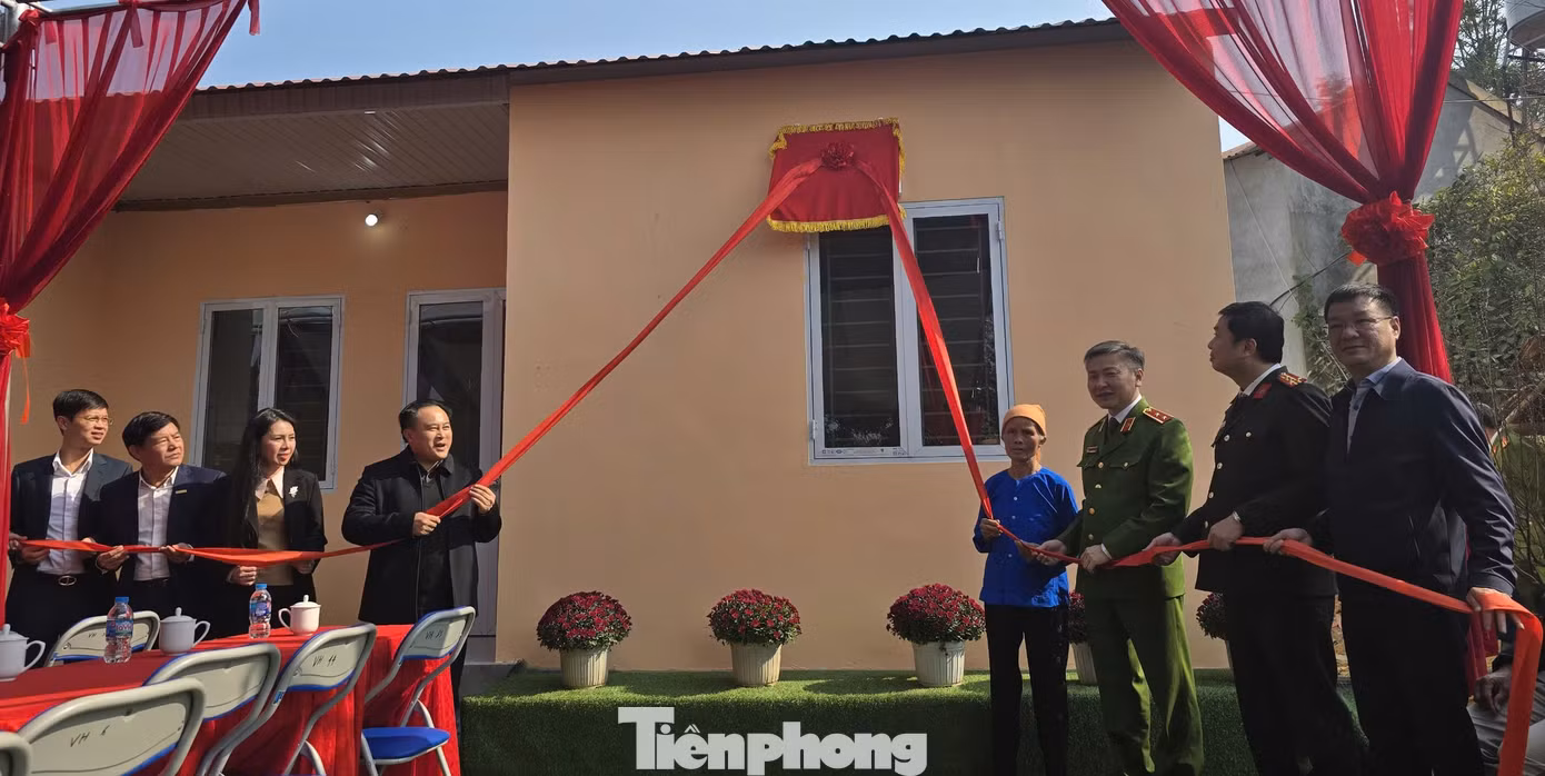 Nghi thức khánh thành nhà tặng gia đình bà Hoàng Thị Nét (xã Đồng Bục, huyện Lộc Bình). (Ảnh: Duy Chiến)
