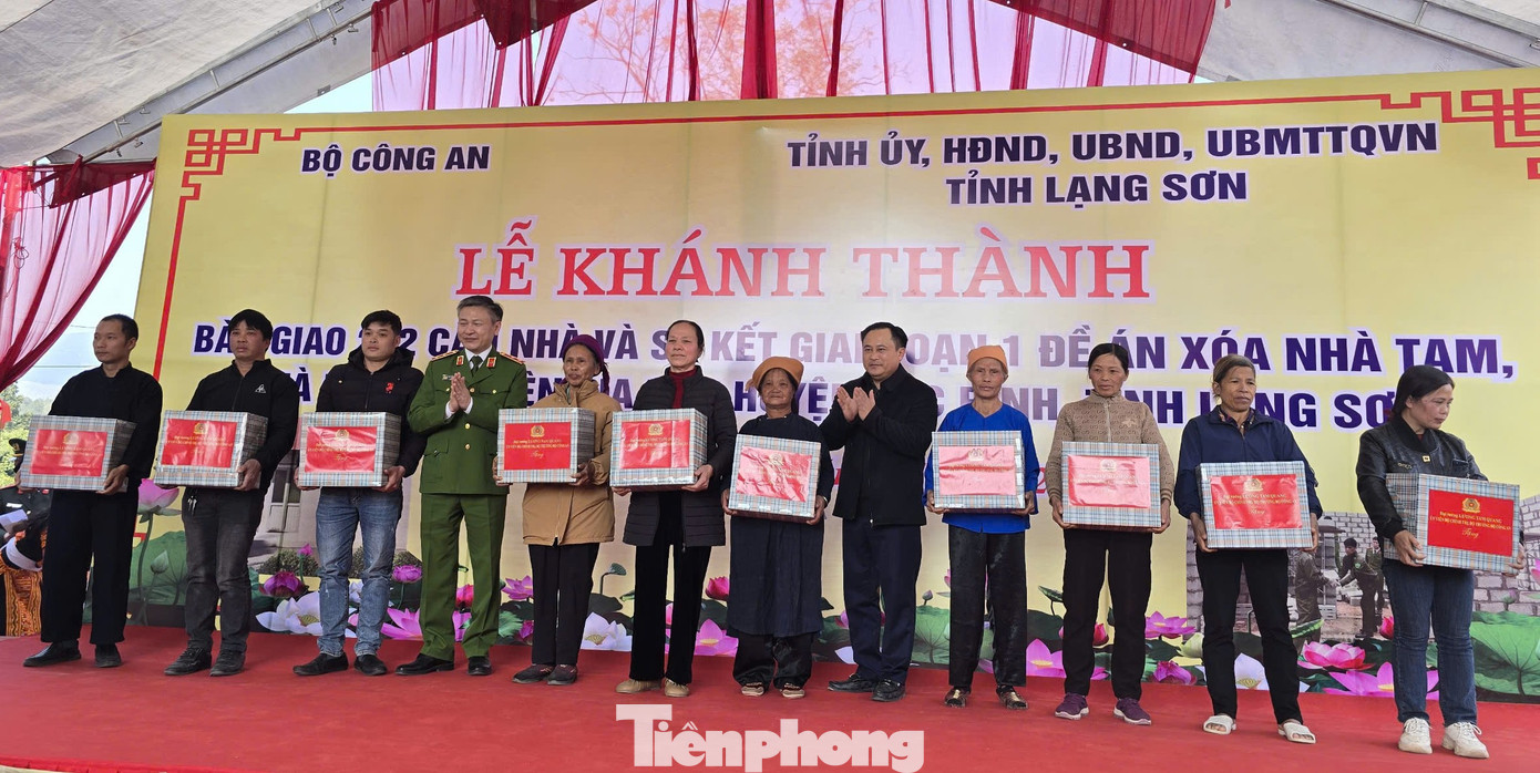 Tặng quà cho các hộ nghèo ở huyện Lộc Bình (Ảnh: Duy Chiến) Tặng quà cho các hộ nghèo ở huyện Lộc Bình (Ảnh: Duy Chiến)