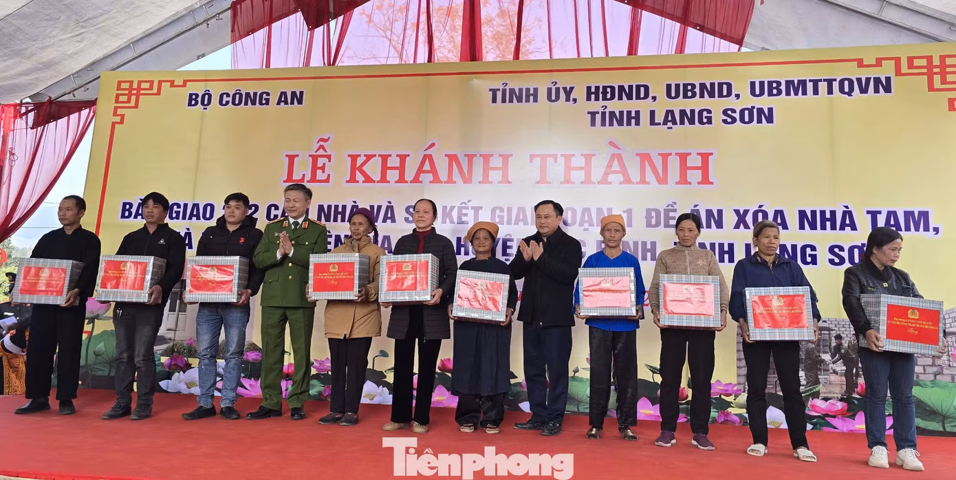Tặng quà cho các hộ nghèo ở huyện Lộc Bình (Ảnh: Duy Chiến)