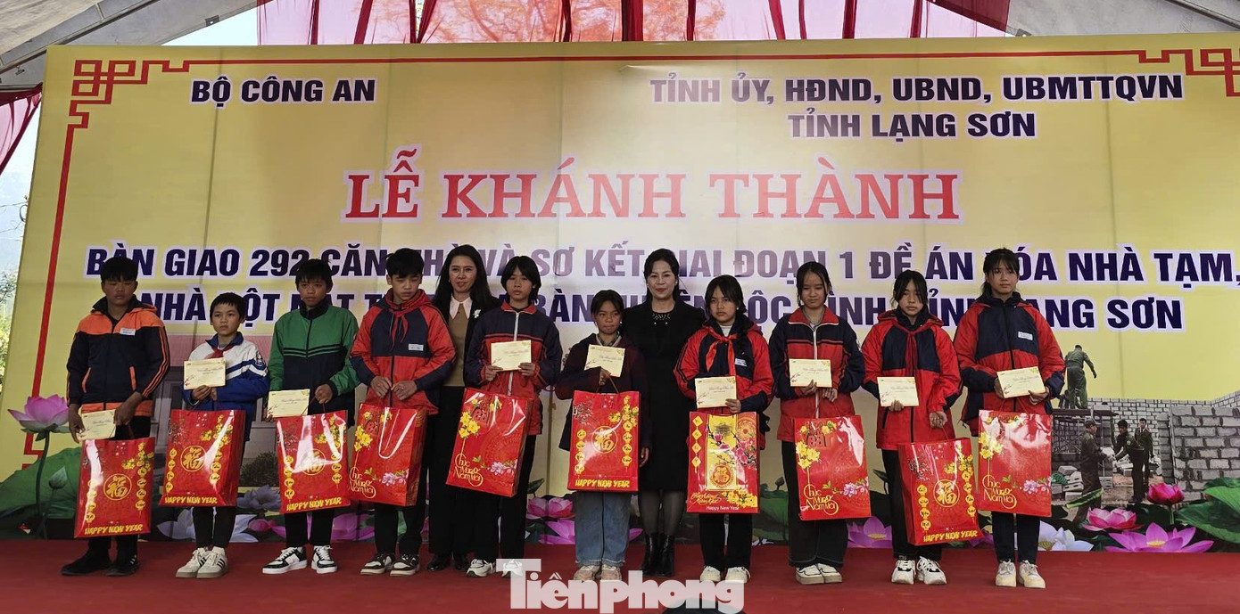 Các em học sinh có hoàn cảnh khó khăn nhận hỗ trợ. Các em học sinh có hoàn cảnh khó khăn nhận hỗ trợ.