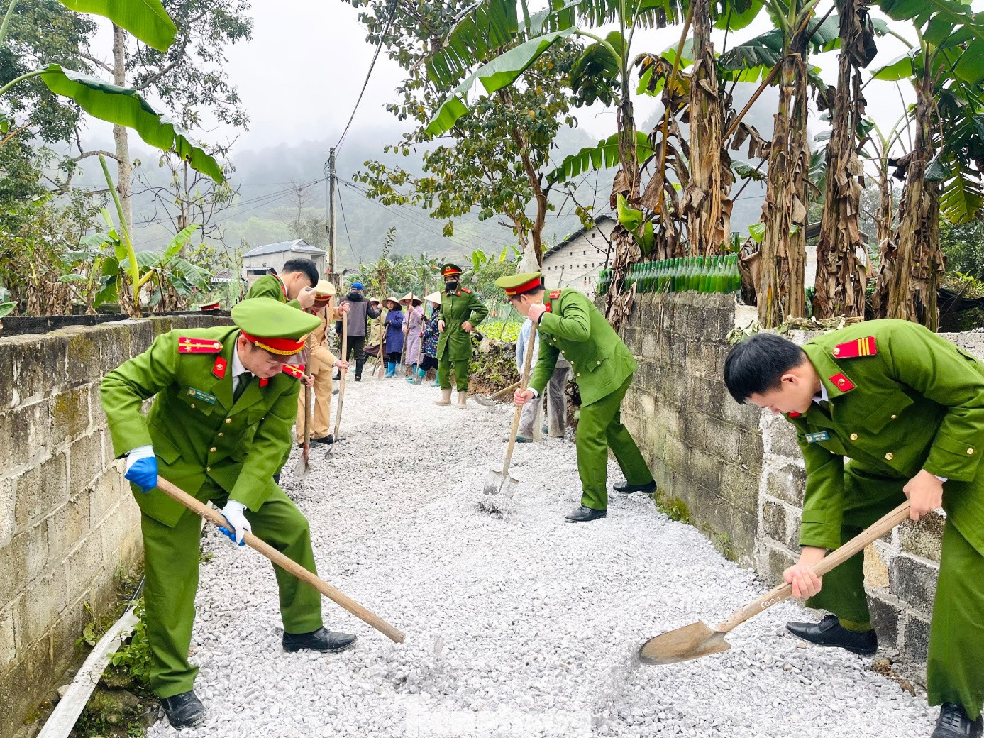 Thực hiện xây dựng đường nông thôn- dấu ấn của giới trẻ Cao Bằng. Thực hiện xây dựng đường nông thôn- dấu ấn của giới trẻ Cao Bằng.