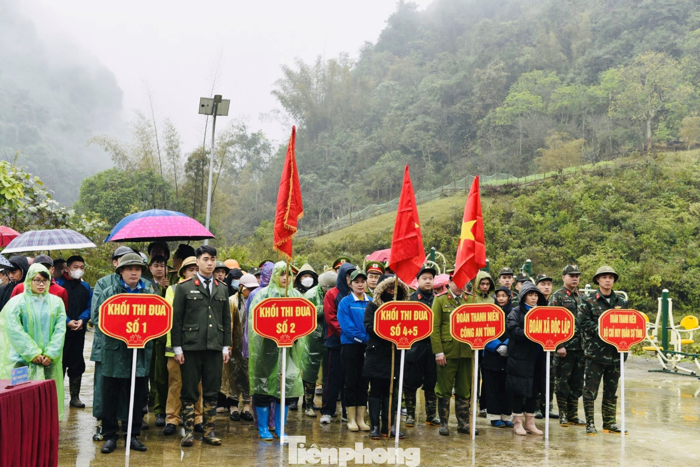 Ra quân tình nguyện vì cuộc sống cộng đồng. Ra quân tình nguyện vì cuộc sống cộng đồng.