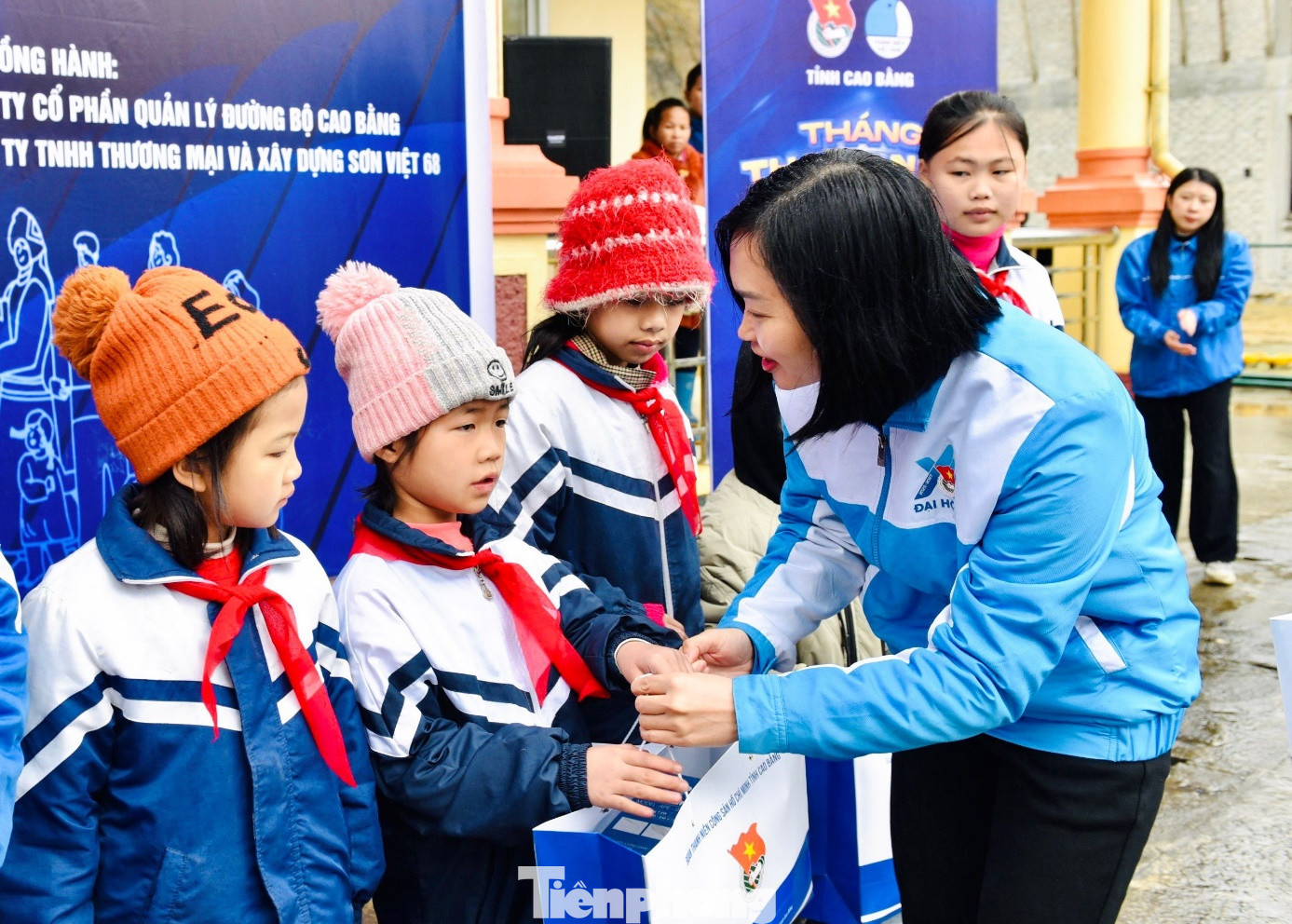 Quan tâm, chăm lo đến thiếu niên, nhi đồng. Quan tâm, chăm lo đến thiếu niên, nhi đồng.