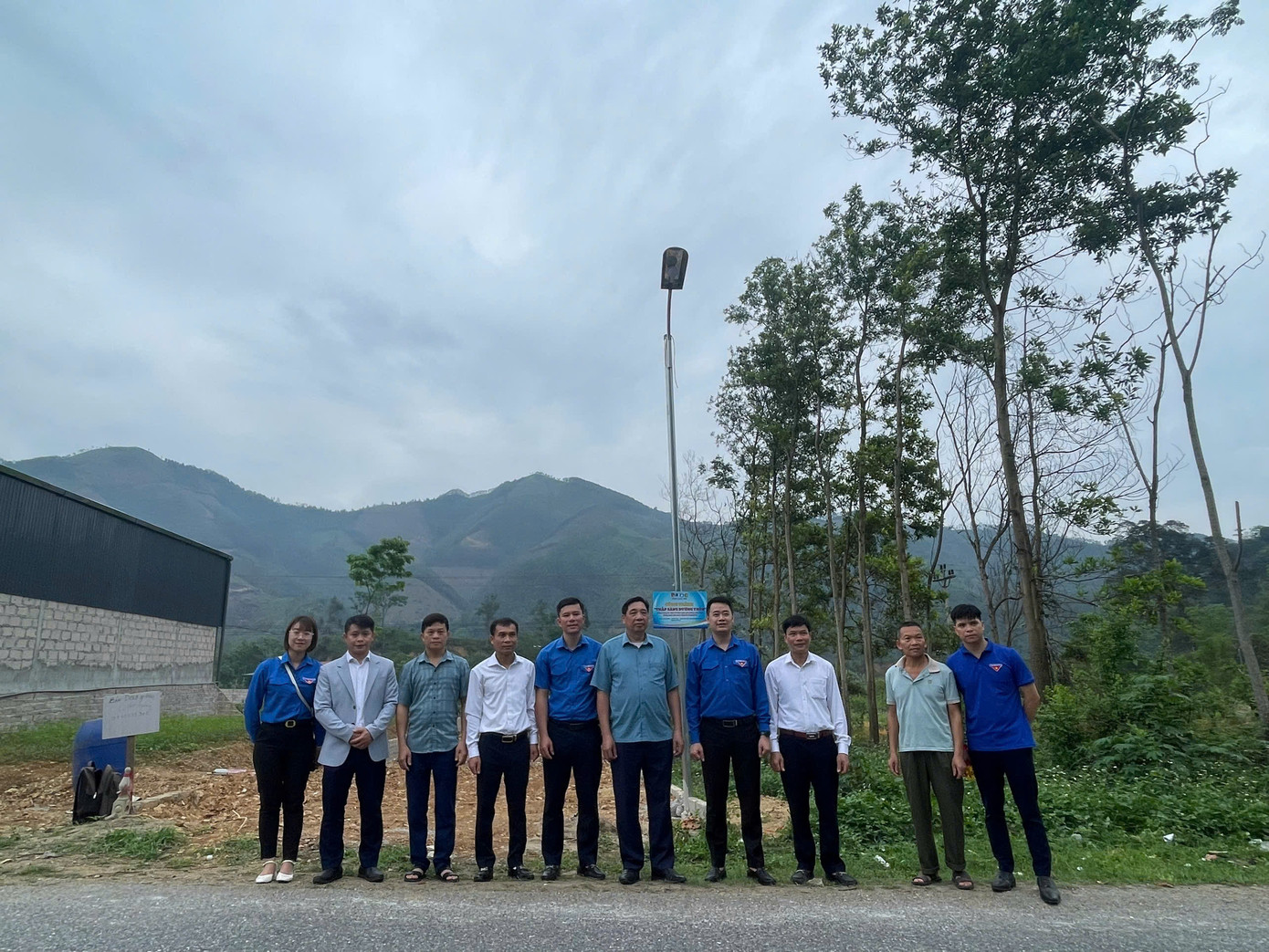 Tỉnh Đoàn, các ngành chức năng và lãnh đạo huyện Bắc Sơn thăm công trình &quot;Thắp sáng đường thôn&quot; ở huyện miền núi Bắc Sơn.