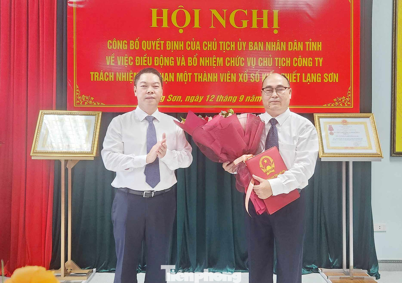 Lãnh đạo UBND tỉnh Lạng Sơn trao Quyết định, tặng hoa cho ông Dương Văn Chiều (bìa phải) (ảnh: Duy Chiến) Lãnh đạo UBND tỉnh Lạng Sơn trao Quyết định, tặng hoa cho ông Dương Văn Chiều (bìa phải) (ảnh: Duy Chiến)