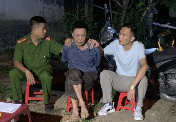 Ngay sau khi gây án, ông Minh (giữa) bị lực lượng chức năng bắt giữ. Ảnh: TL