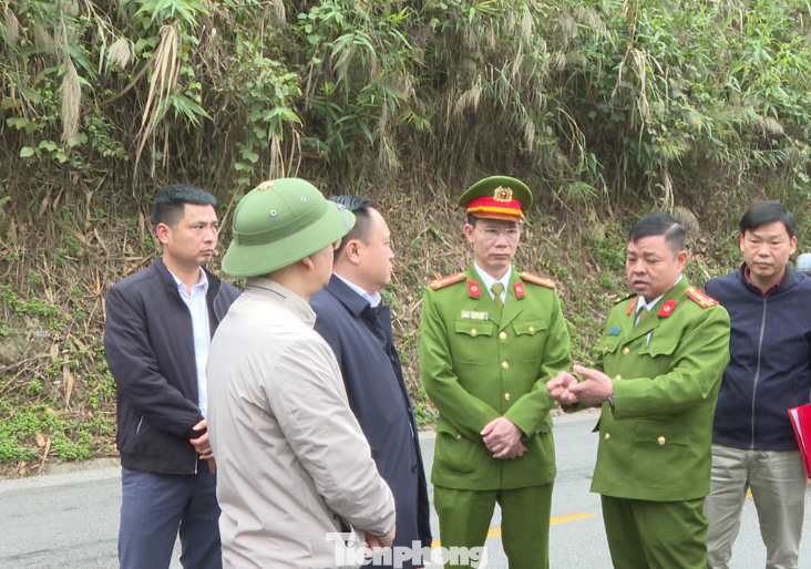 Đoàn lãnh đạo, các đơn vị chức năng tỉnh Lạng Sơn có mặt tại hiện trường chỉ đạo khắc phục hậu quả vụ tai nạn.