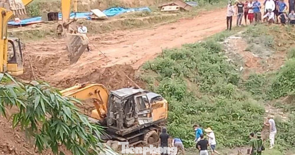 Không may lật nhào xuống ruộng, lái xe máy xúc đã thiệt mạng -Ảnh: TL Không may lật nhào xuống ruộng, lái xe máy xúc đã thiệt mạng -Ảnh: TL