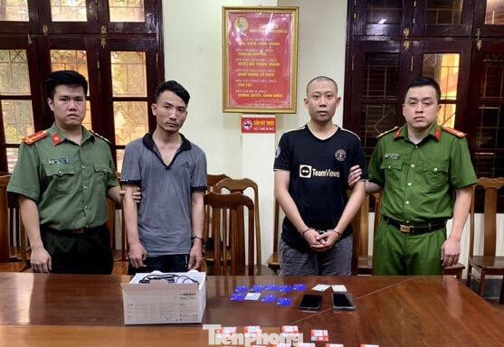 Hai đối tượng Lâm và Tân cùng tang vật -Ảnh: A.K Hai đối tượng Lâm và Tân cùng tang vật -Ảnh: A.K