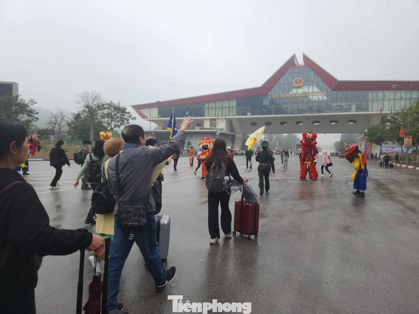 Hoạt động thương mại, du lịch qua biên giới Việt - Trung ngày càng sôi động, phát triển .Ảnh: Duy Chiến Hoạt động thương mại, du lịch qua biên giới Việt - Trung ngày càng sôi động, phát triển .Ảnh: Duy Chiến