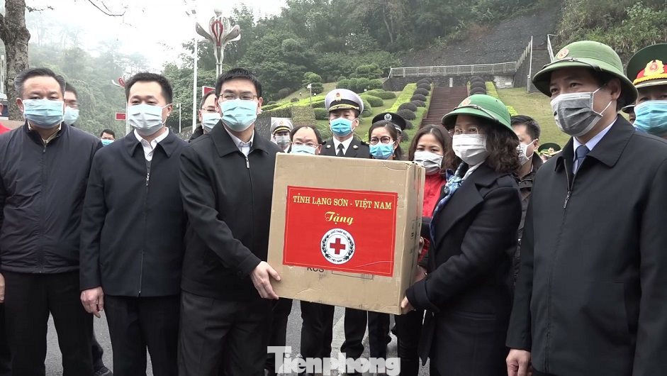 Lãnh đạo tỉnh Lạng Sơn (bìa phải) trao tượng trưng thiết bị y tế phòng chống COVID-19 cho đại diện Quảng Tây, Trung Quốc. Ảnh: Duy Chiến Lãnh đạo tỉnh Lạng Sơn (bìa phải) trao tượng trưng thiết bị y tế phòng chống COVID-19 cho đại diện Quảng Tây, Trung Quốc. Ảnh: Duy Chiến